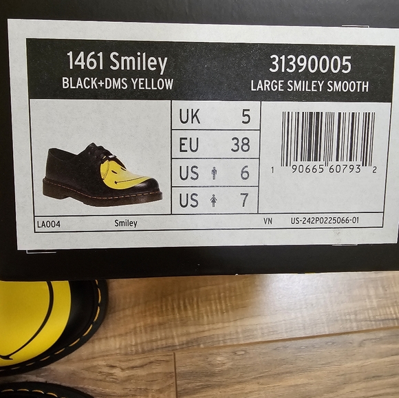 Dr. Martens x Smiley® 1461 Derby, ladies US 7, mens US 6 - Picture 8 of 9